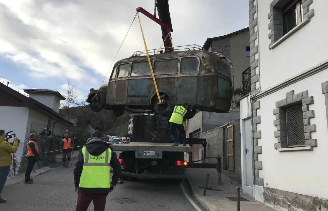 Desplegament per rescatar el vehicle, el 15 de desembre del 2018 a la carretera de Fontaneda.