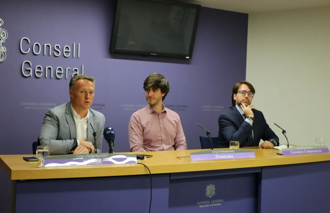 Els presidents dels grups liberal, demòcrata i de Ciutadans Compromesos, en una compareixença conjunta.