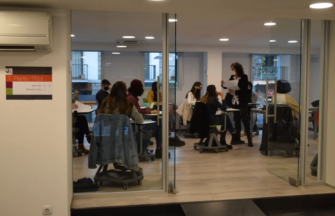 Primeres classes al nou edifici el 'Cub' de la Universitat d'Andorra.