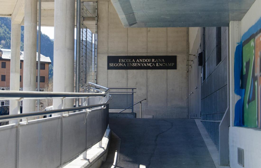 Entrada de l'escola andorrana de segona ensenyança d'Encamp.
