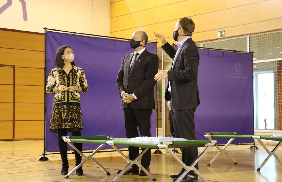 La cònsol major d'Encamp, Laura Mas, el ministre de l'Interior, Josep Maria Rossell, i el director de Protecció Civil, Cristian Pons, durant la visita al poliesportiu del Pas de la Casa.