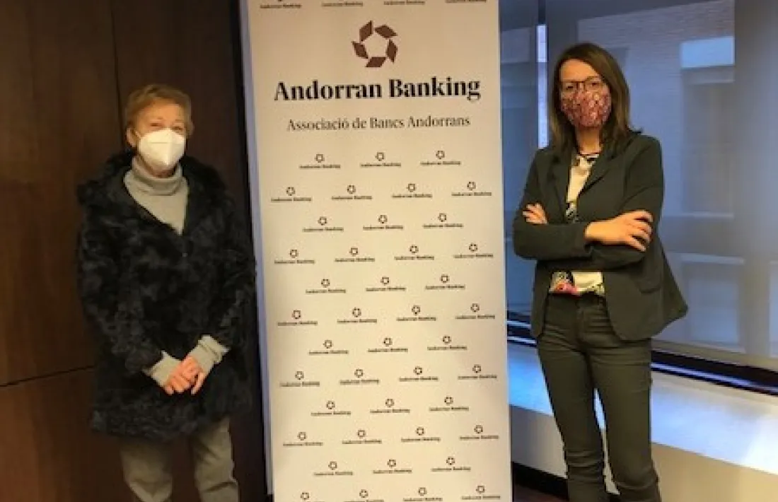 Canòlich Baró i i Esther Puigcercós en l'acte de lliurament.