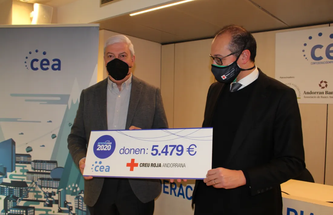 Cadena i Pol mostrant el xec amb l'import dels diners recaptats.