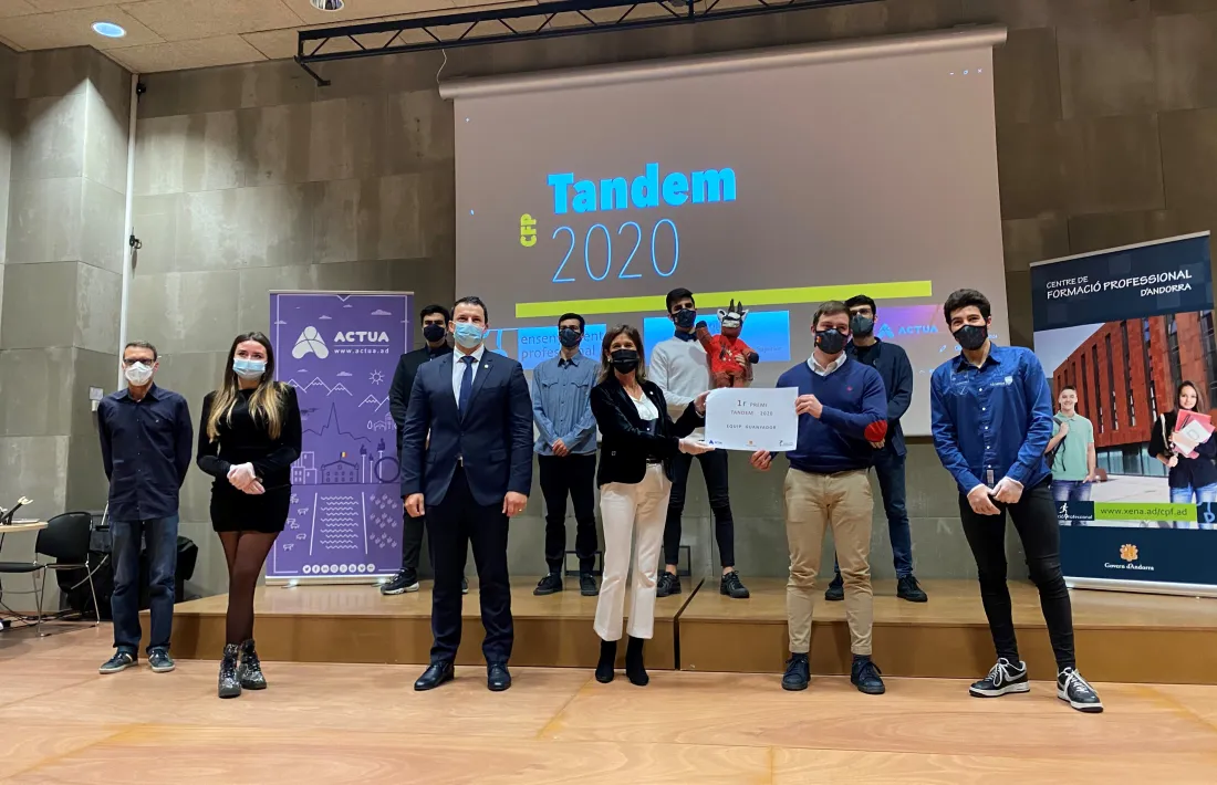 Gallardo i Vilarrubla amb l’equip guanyador d’aquesta edició, ahir.