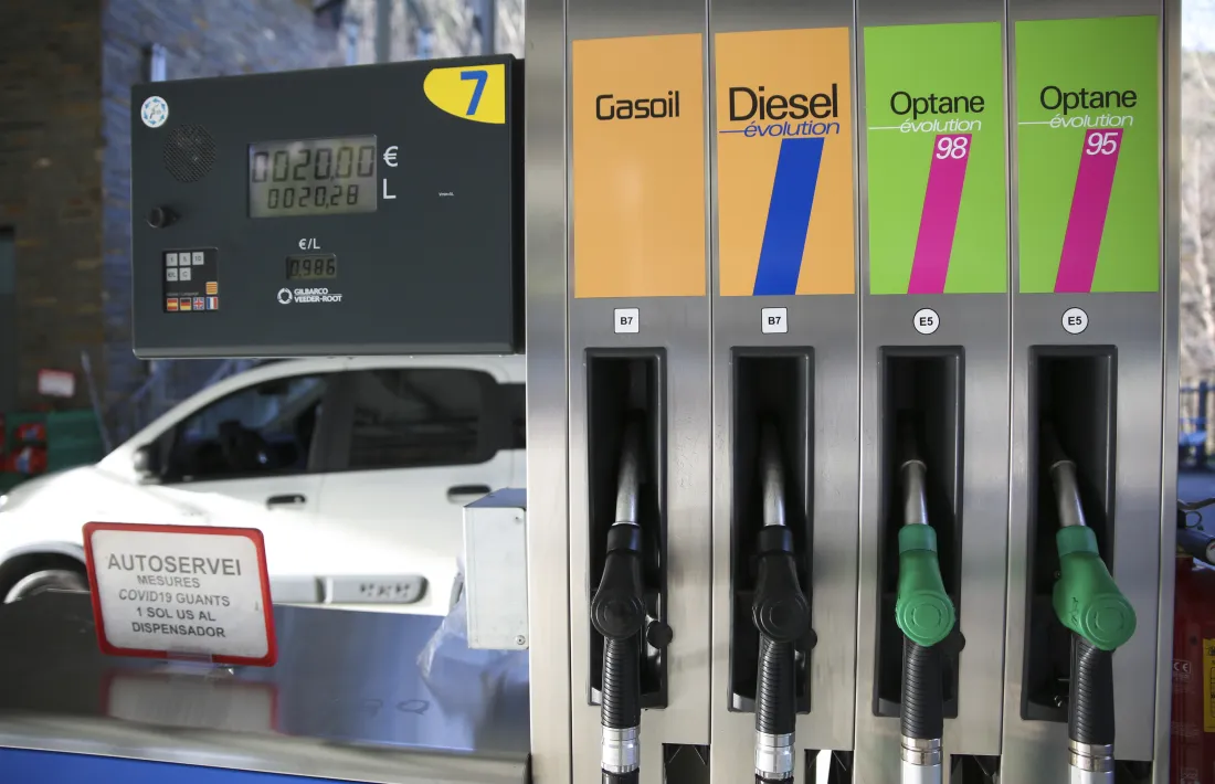 Amb la taxa de carboni el consumidor pagarà un 6,7% més d’impostos per la gasolina.