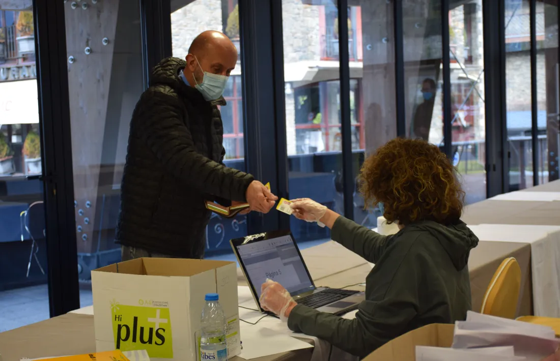 El ministre de Salut, Joan Martínez Benazet, en el moment de recollir el test a Ordino.