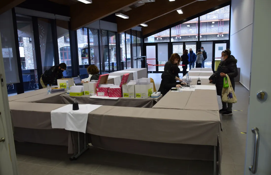La sala la Buna acull el dispositiu de repartiment de tests a Ordino.