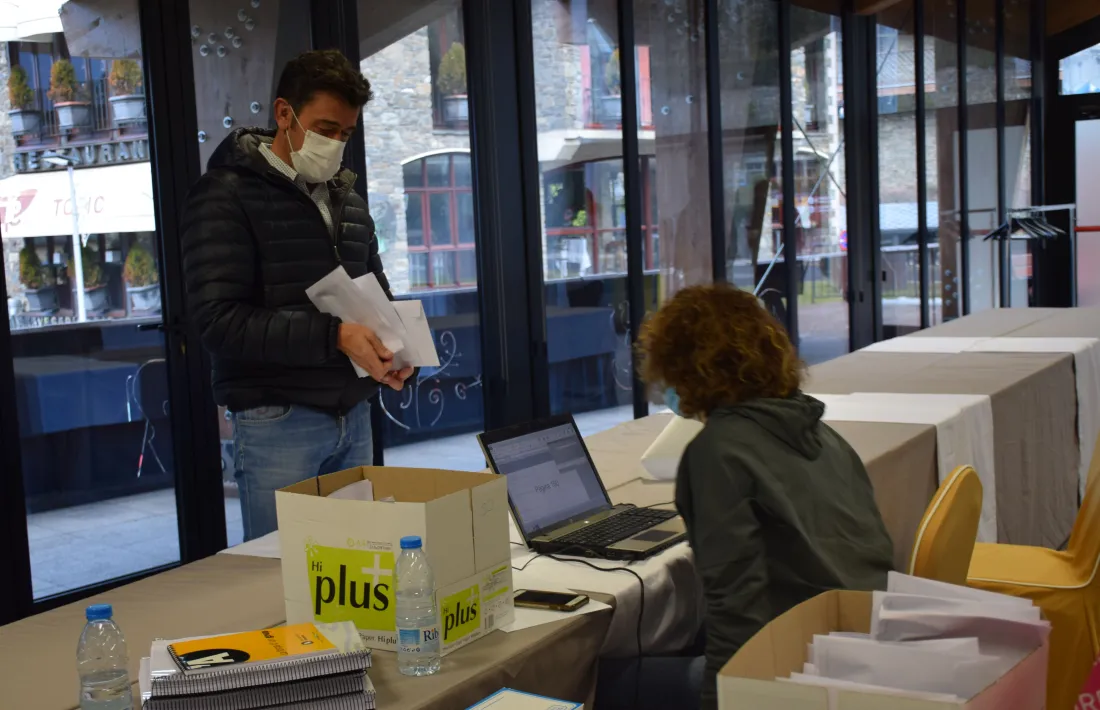 El cònsol major, Josep Àngel Mortés, també ha recollit el seu test aquest dissabte al matí.