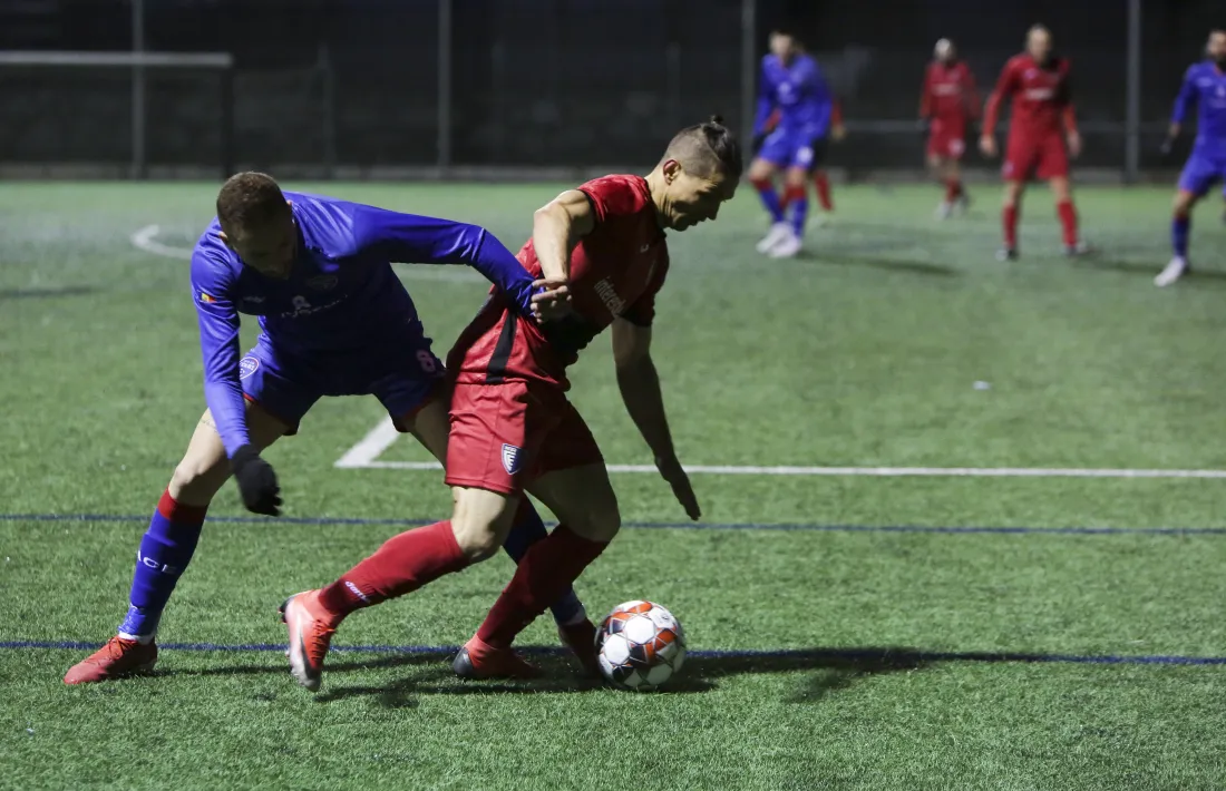 ‘Bruninho’, de l’Inter Escaldes, defensat per un jugador de l’Atlètic Escaldes. Foto: Facundo Santana