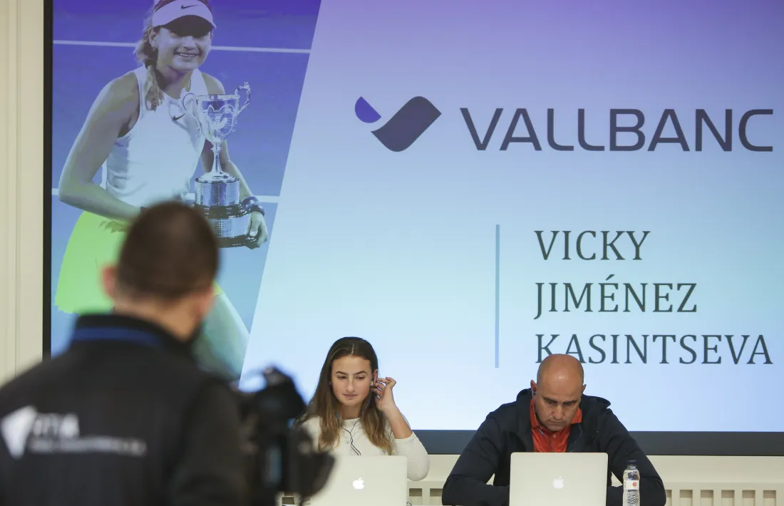La tennista Vicky Jiménez i el seu pare i entrenador, Joan Jiménez, a la roda de premsa de presentació de l’acord de patrocini amb Vall Banc. Foto: Facundo Santana