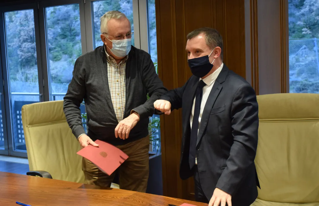 El president de la Cambra de Comerç, Indústria i Serveis, Miquel Armengol, i el cònsol major de Sant Julià de Lòria, Josep Majoral, després de signar l'acord.