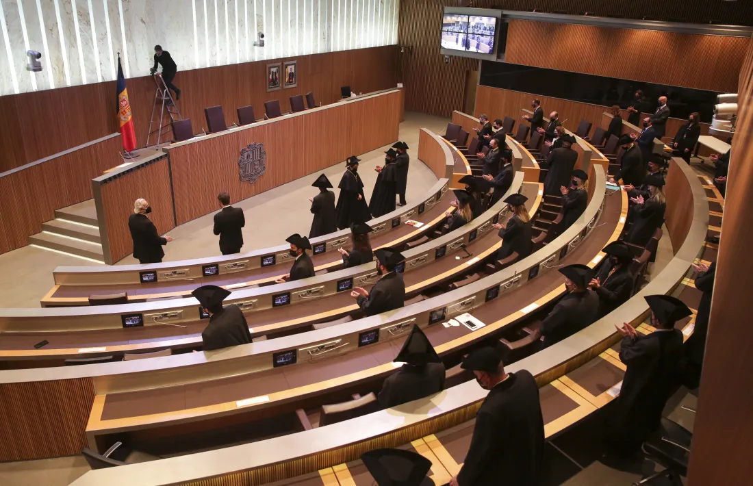 Els parlamentaris preparant-se per a la fotografia oficial que la Covid ha evitat que fos a les escales de Casa de la Vall.