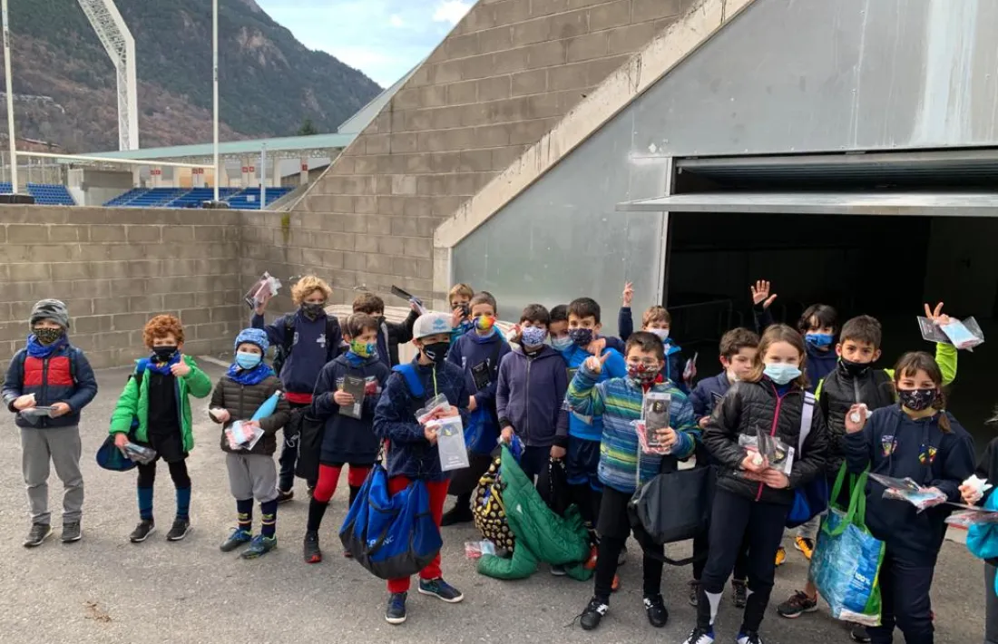 L'Escola de Rugbi va rebre mascaretes i també un 'buff'. Foto: FAR