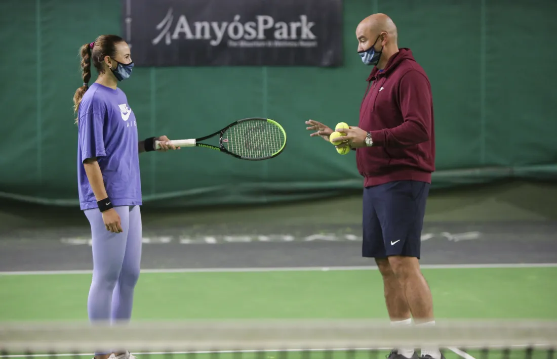Vicky i el seu pare i també entrenador, Joan Jiménez, xerrant a la pista d’AnyósPark. Foto: Facundo Santana