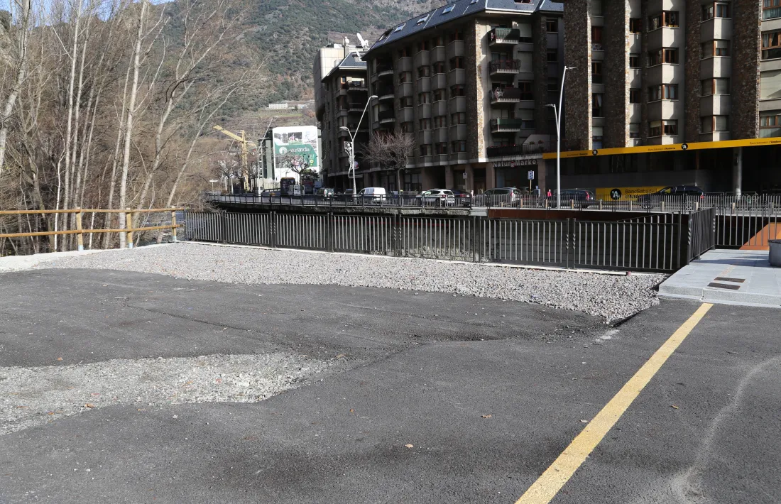 Imatge dels terrenys del costat del vial on es farà la zona verda.