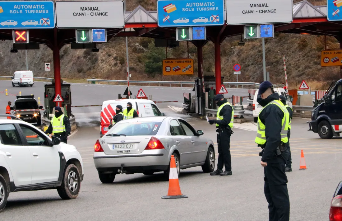 Controls policials a la boca nord del túnel del Cadí, que tenien després continuïtat a d’altres punts de l’N-260.