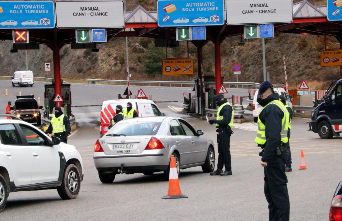 Controls policials a la boca nord del túnel del Cadí, que tenien després continuïtat a d’altres punts de l’N-260.