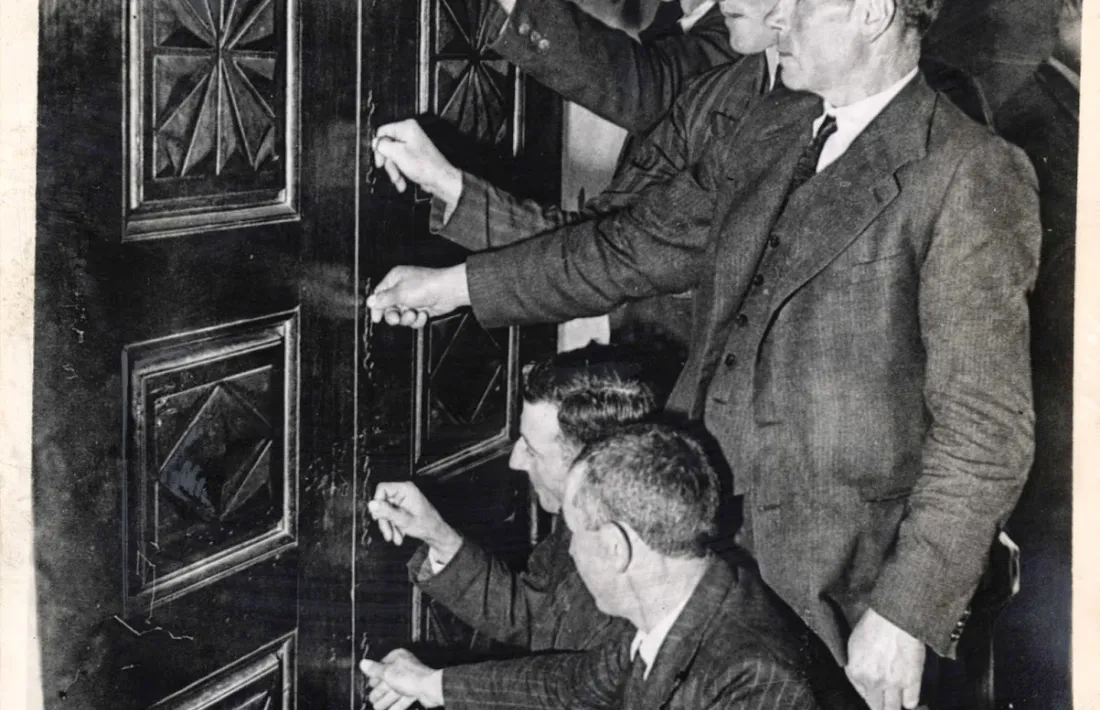 Consellers obrint l’armari, que aleshores tenia sis claus: era el 1936.