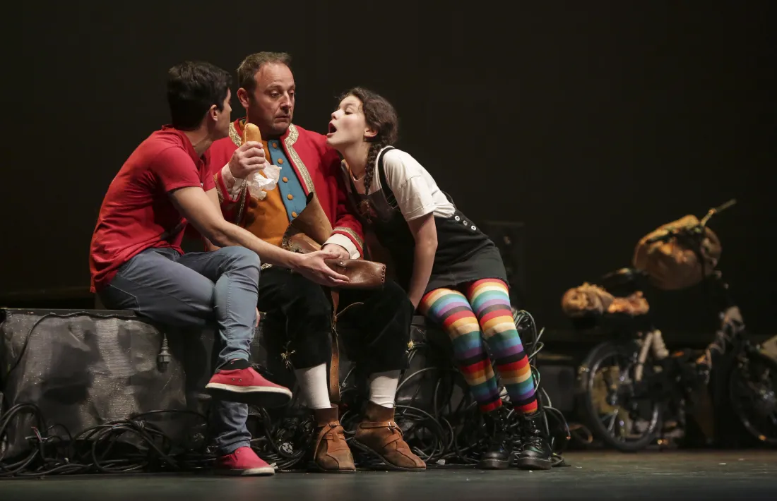 Jeremies (Jordi Papió), entre Lluquet (Ivan Duran) i Farigola (Marta Pelegrina), lluitant per una mossegada d’esmorzar.