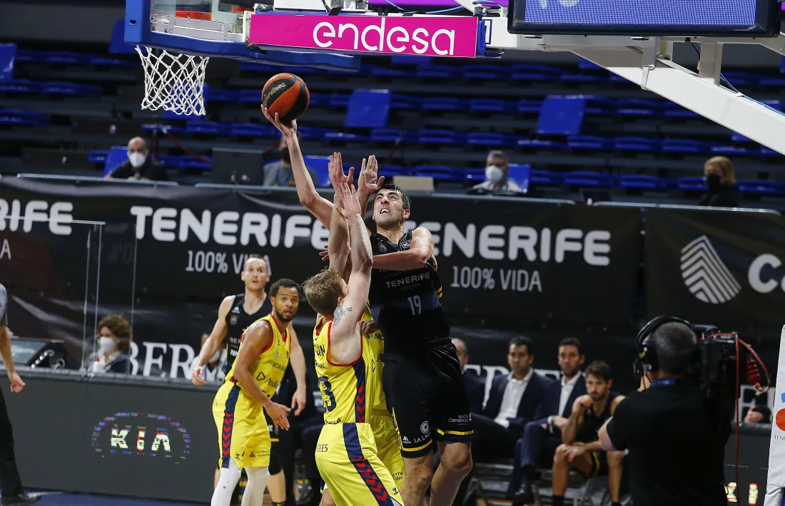 El pivot de l’Iberostar Tenerife i ex-BC MoraBanc, Giorgi Shermadini, va ser el botxí dels d’Ibon Navarro amb 17 punts i 11 rebots. Foto: ACB Photo / E. Cobos