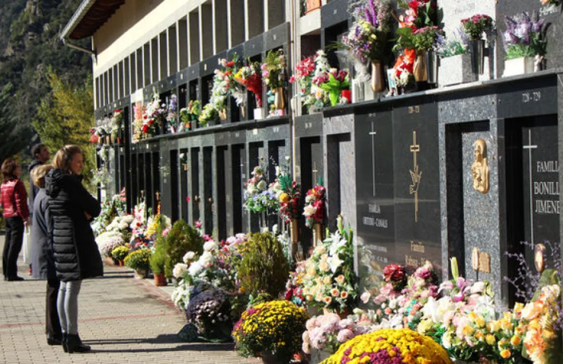 Visitants al cementiri nou d'Andorra la Vella, un dia de Tots Sants.