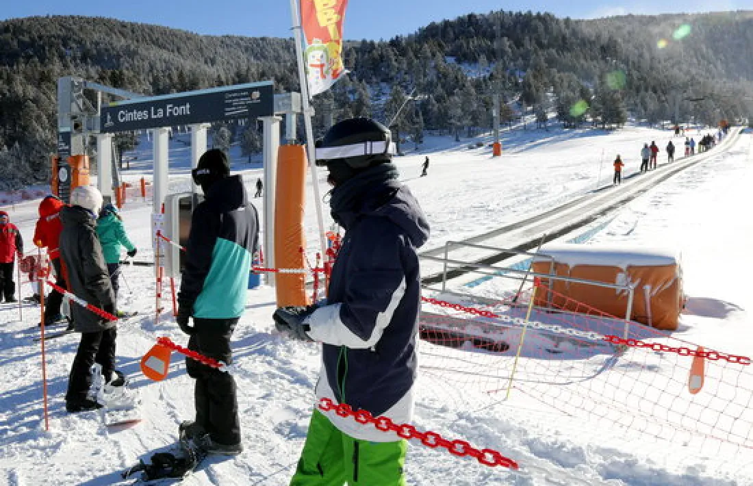 Esquiadors fent cua a Port Ainé el dia de Sant Esteve.