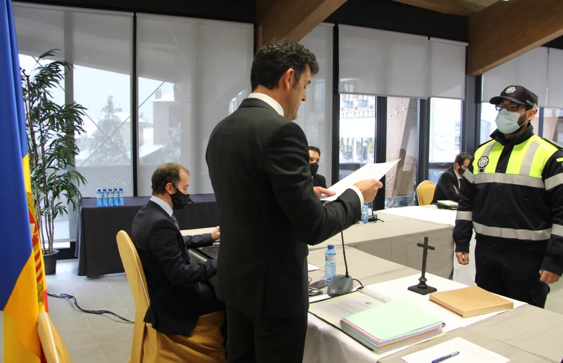 Moment del jurament de dos agents de circulació.