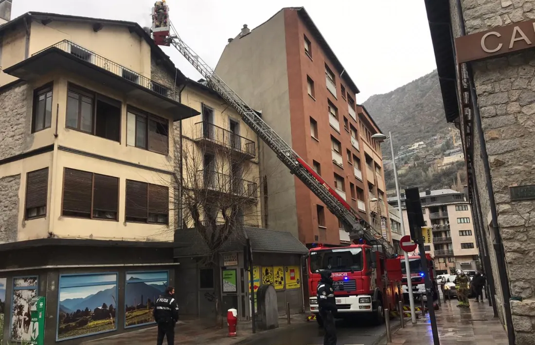 Un moment de l’actuació dels bombers, ahir a la tarda.