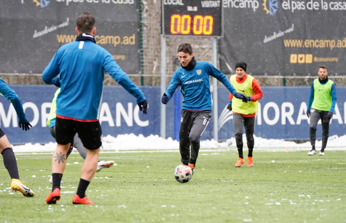Martí Riverola, a l’entrenament d’ahir a un Prada de Moles que es va despertar nevat. Foto: FC Andorra