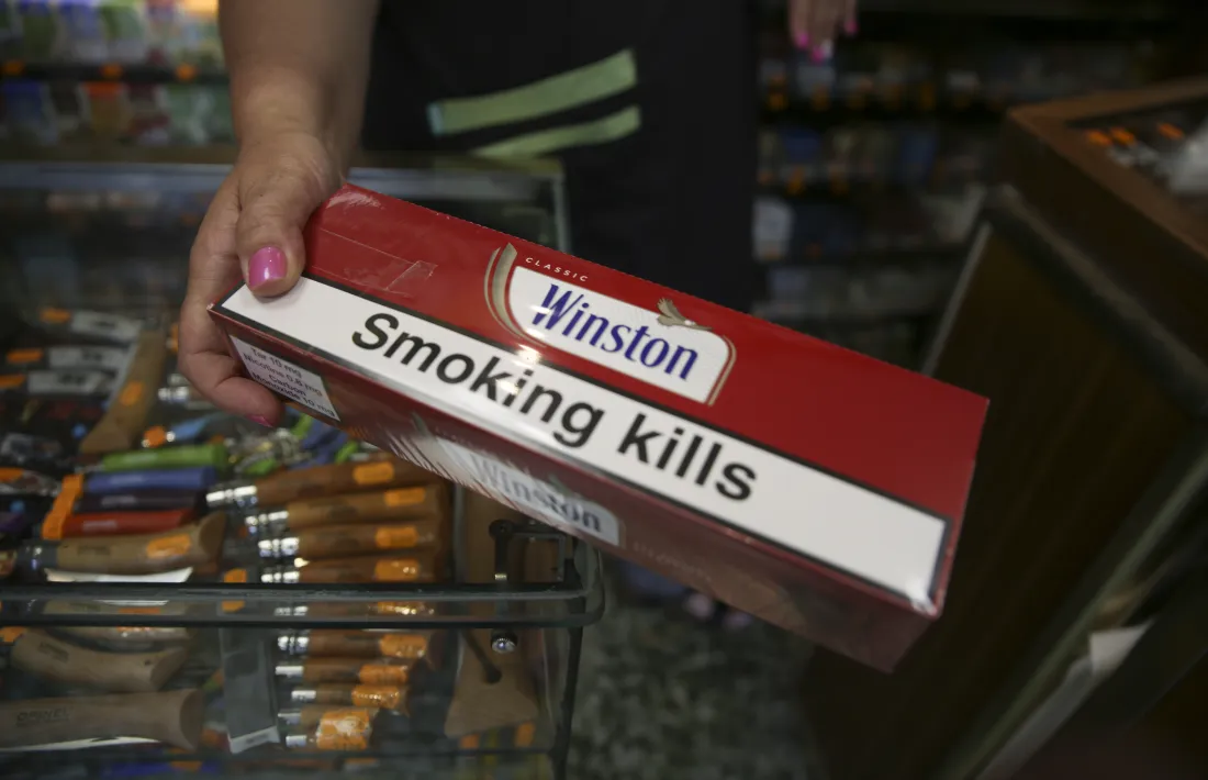 Cartrons de tabac en venda en un establiment del Principat.