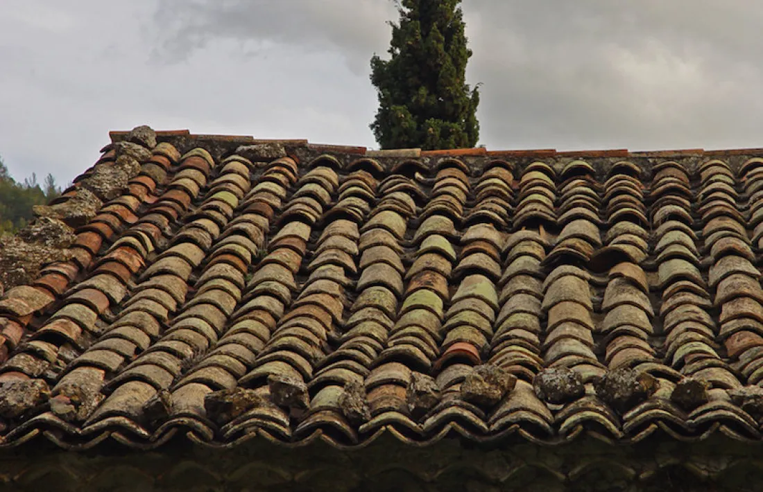 Detall de la teulada, que deixa escolar-se l’aigua a l’interior. 