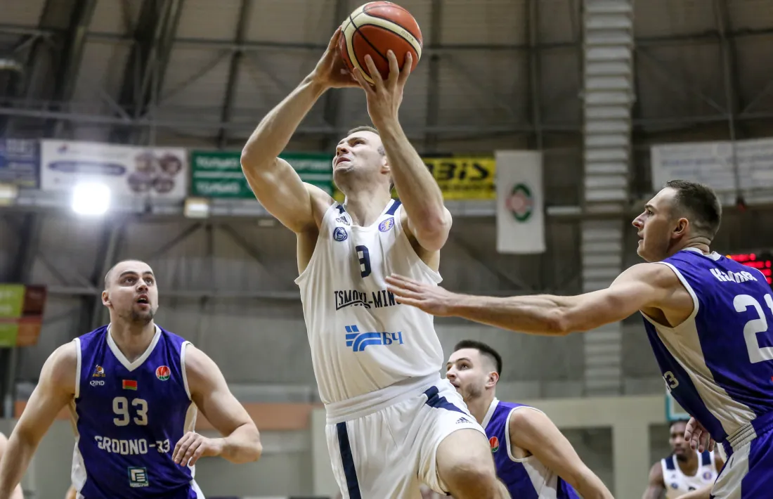 Artsiom Parakhouski jugant amb el Tsomki-Minsk.