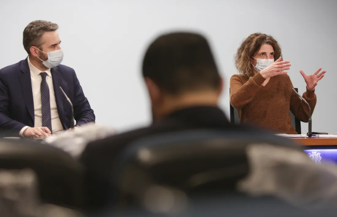 El ministre portaveu, Eric Jover, i la doctora Odile Sarroca, en la compareixença d’aquesta tarda.