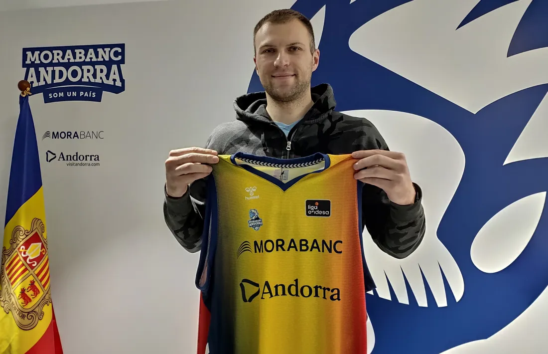 El nou fitxatge del BC MoraBanc, amb la seva nova samarreta. Foto: BC MoraBanc Andorra
