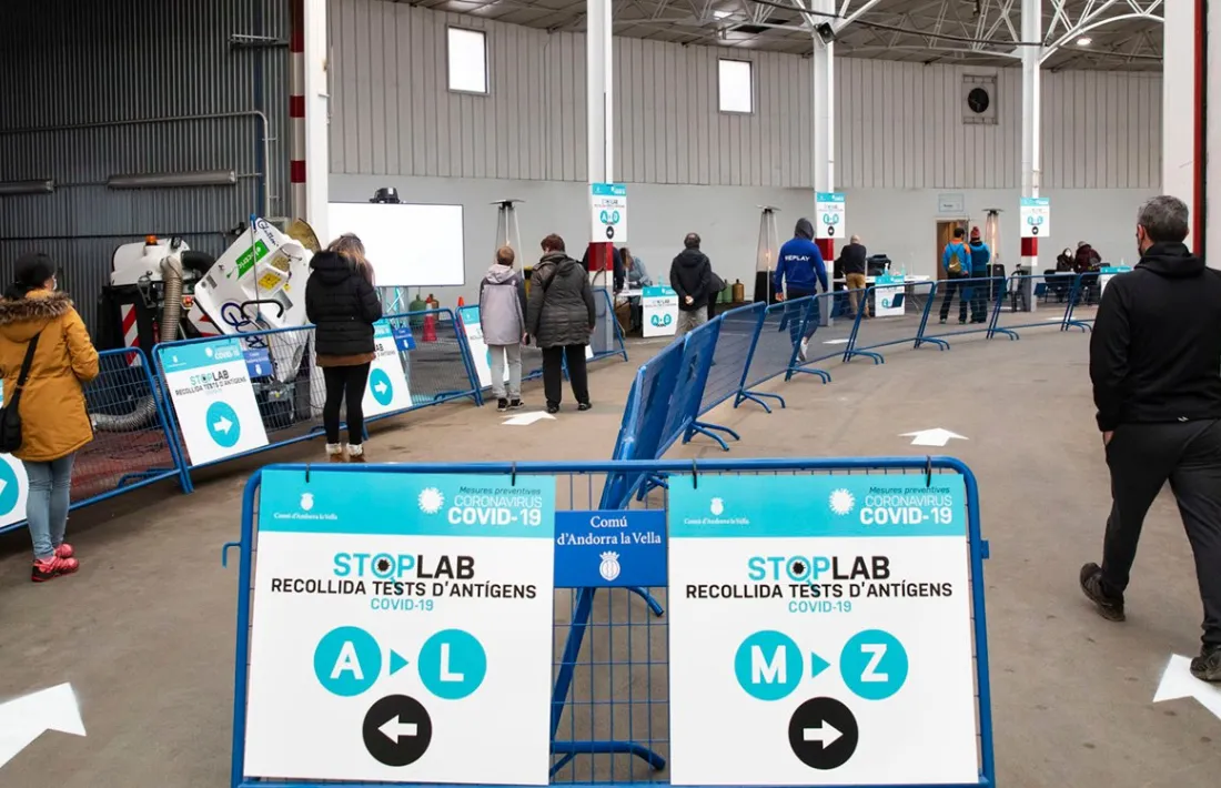 Repartiment del primer test gratuït d'antígens a l'antiga plaça de braus.