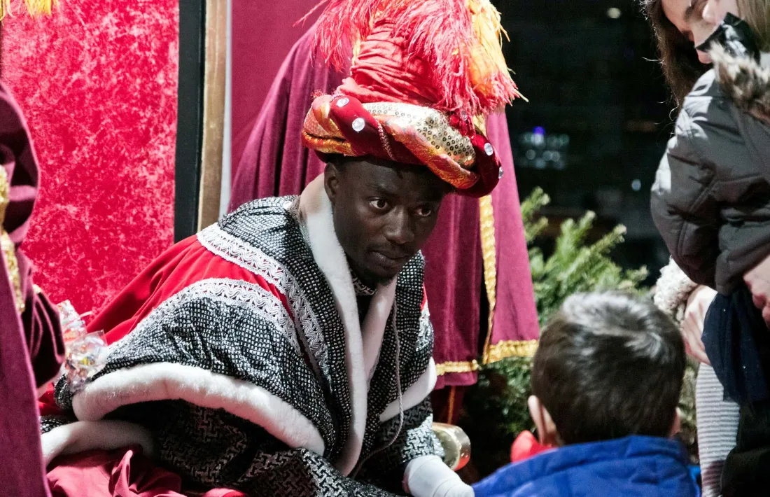 Un infant amb el rei Baltasar l'any passat.