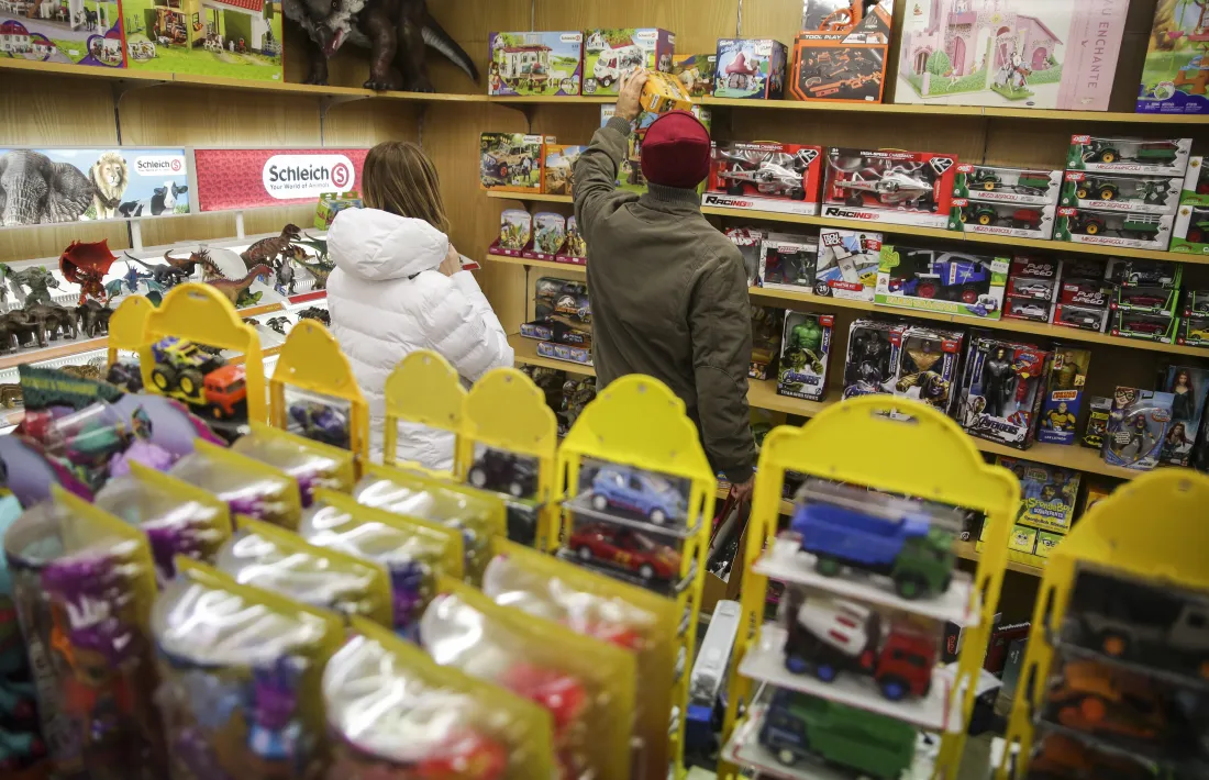 Compradors adquirint les darreres joguines abans de la nit de Reis, ahir.