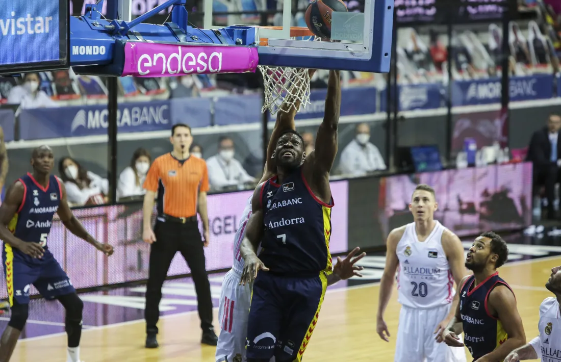 ‘Tunde’, el millor ahir del MoraBanc amb 13 punts i un 22 de valoració, llança a cistella davant l’oposició del seu defensor.