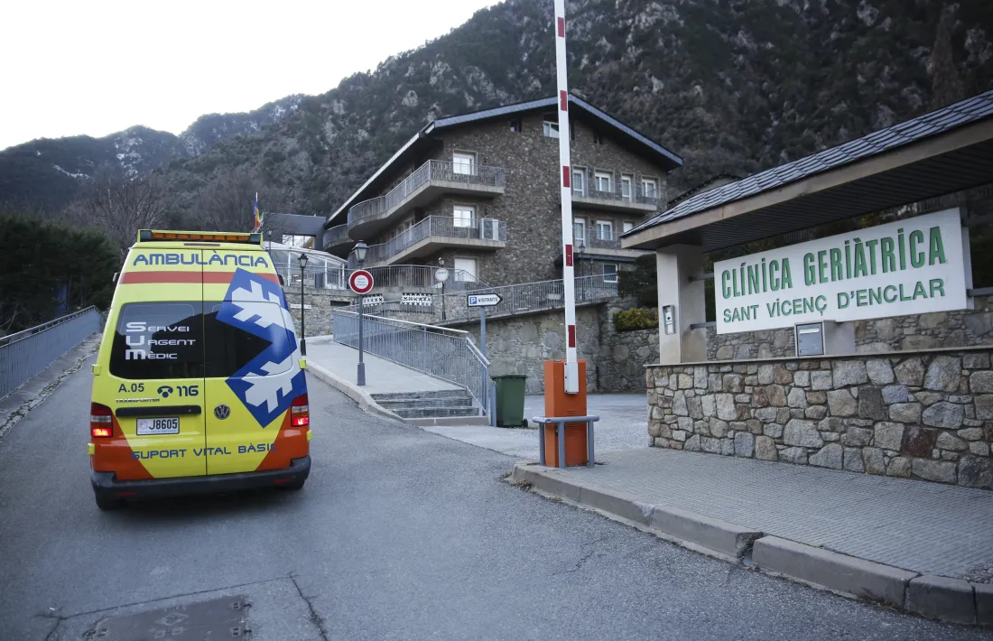 L'arribada d'una ambulància, ahir.