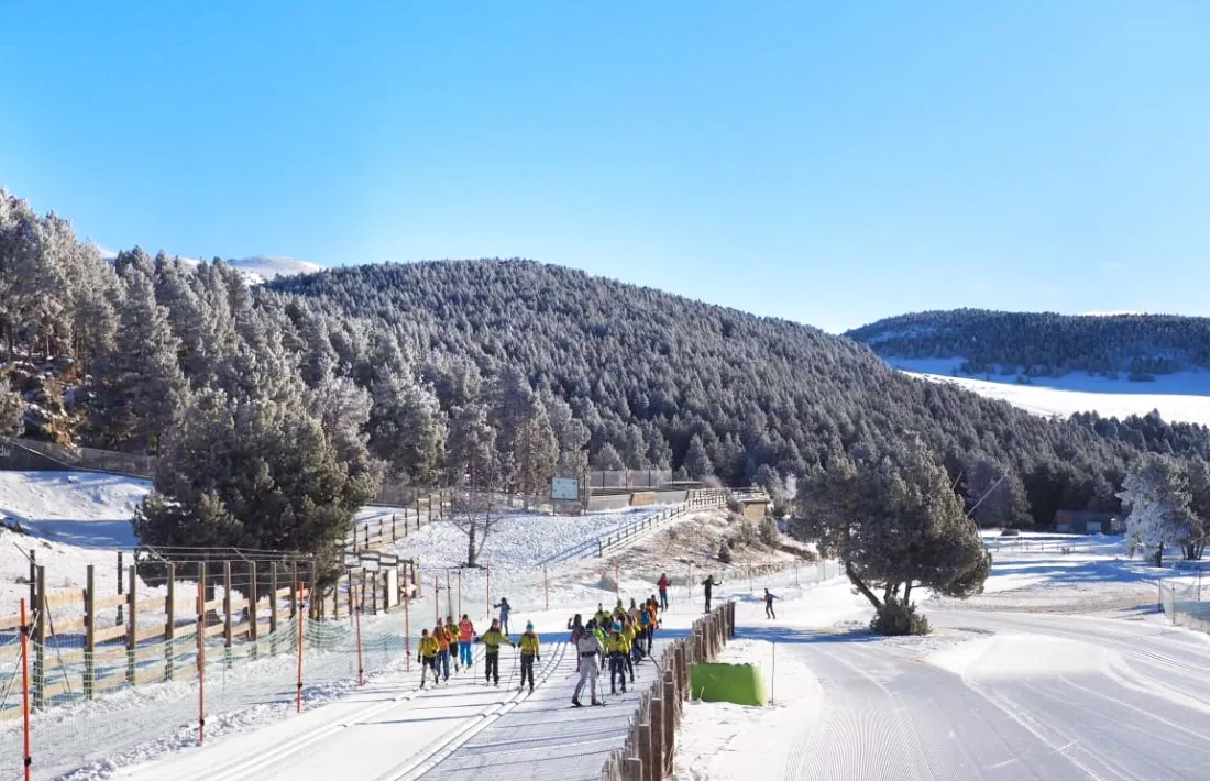 Practicants d'esquí de fons al pla de Conangle.