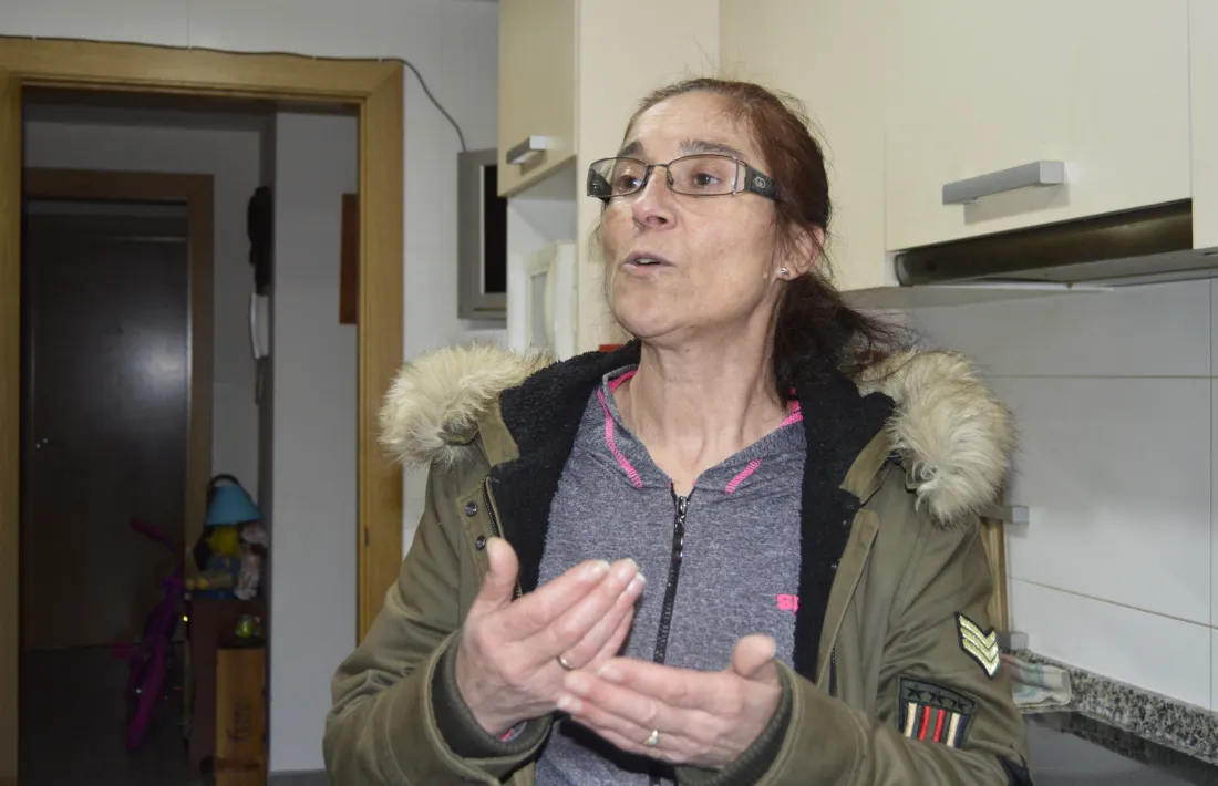 L’Esperanza a la cuina del pis del bloc de plaça Europa, on viu des de l’inici del confinament. 