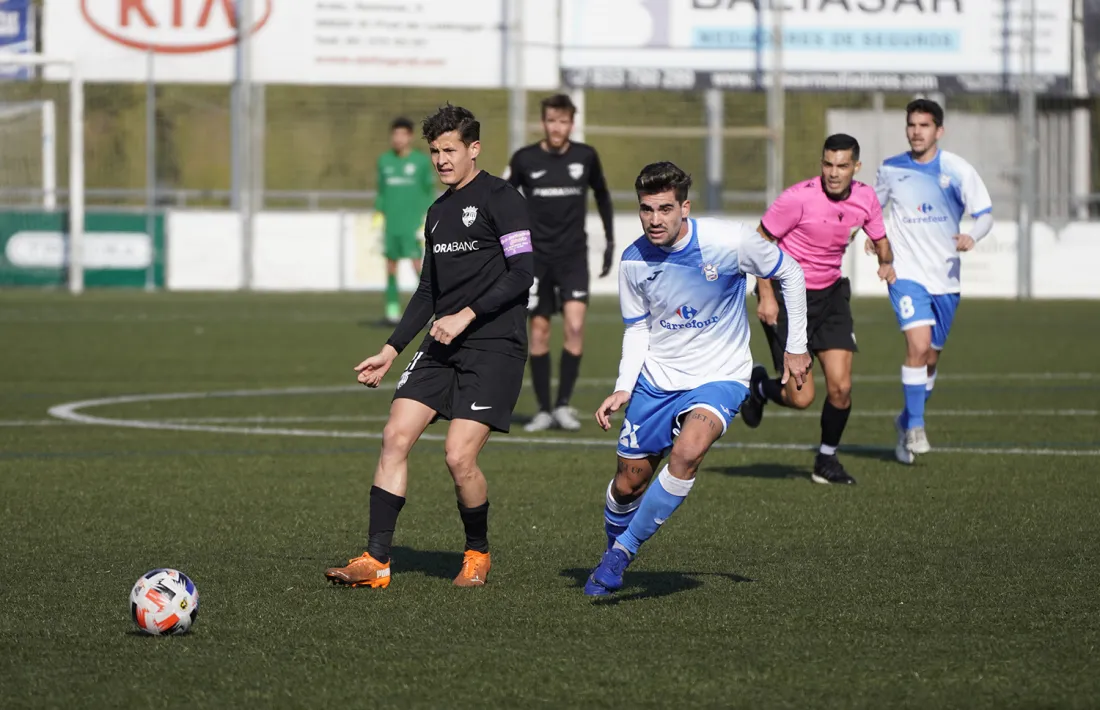 Bover juga la pilota seguit de ben a prop per Javi Martos, ahir al municipal Sagnier.