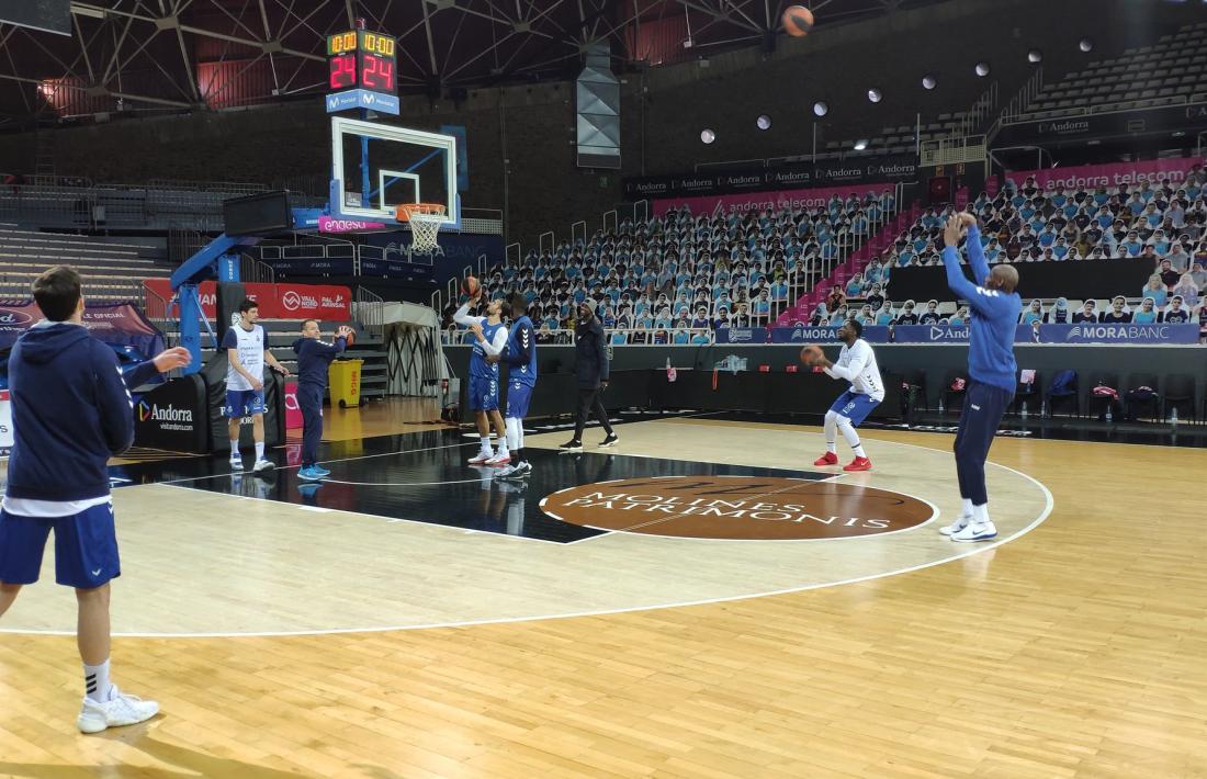 Els homes d’Ibon Navarro durant l’entrenament d’ahir al Poliesportiu d’Andorra.
