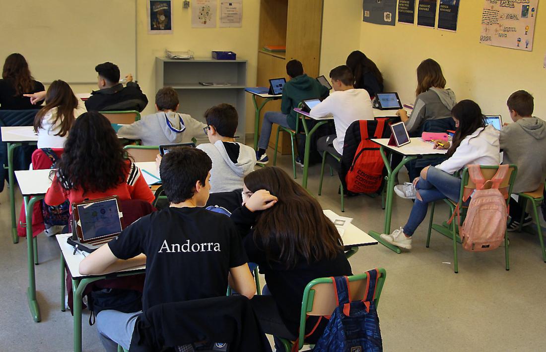 Alumnes en una aula al centre de Santa Coloma.