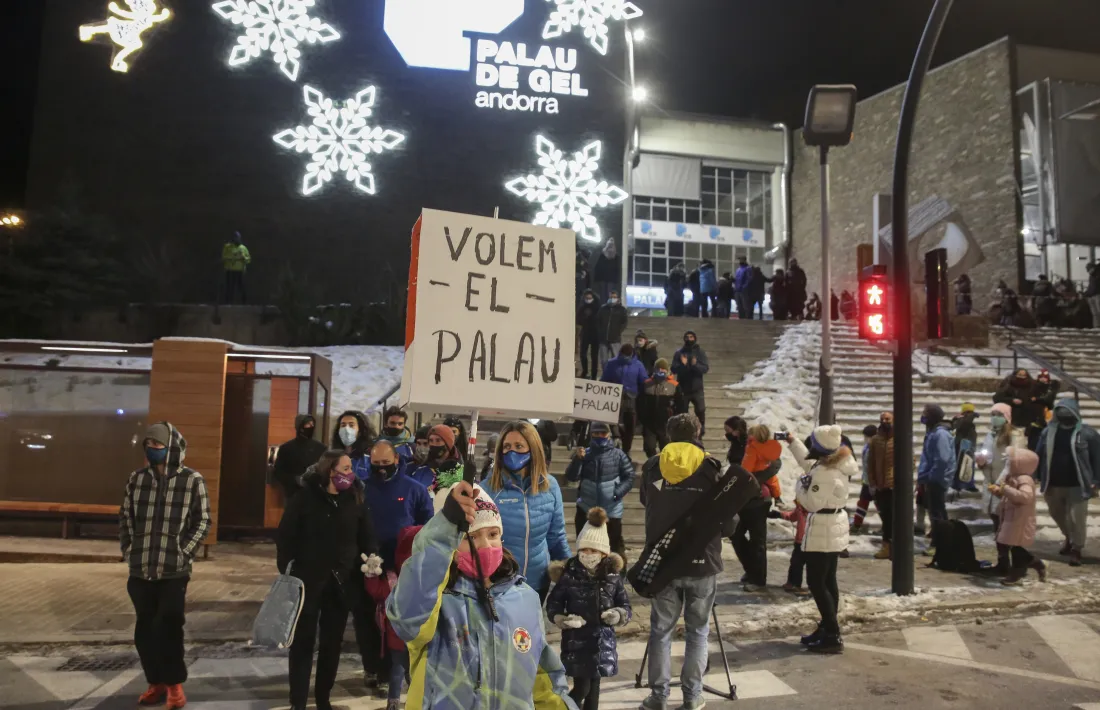 Els participants en la cadena humana en el moment de protagonitzar un breu tall de trànsit.
