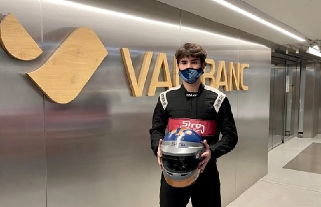 El jove pilot Àlex Español, a la seu de Vall Banc.