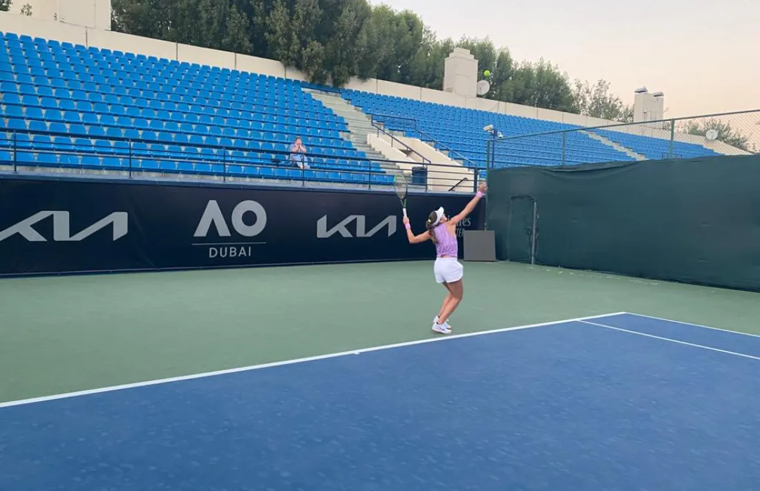 Vicky Jiménez en un entrenament a Dubai on es disputa la prèvia de l'Open d'Austràlia.