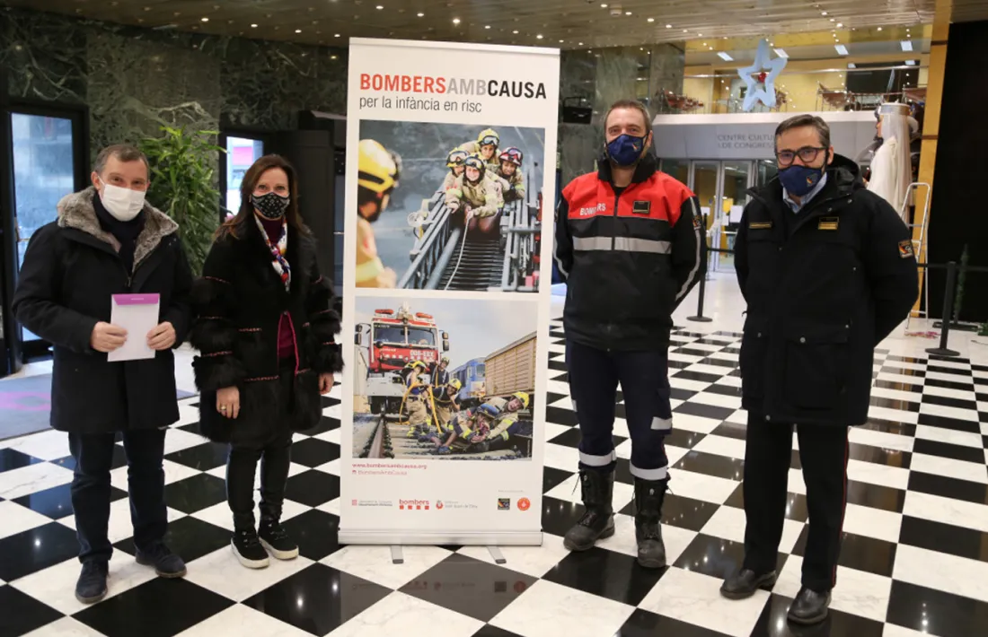 Els cònsols major i menor de Sant Julià de Lòria, Josep Majoral i Mireia Codina, durant el lliurament de l'import recaptat a la direcció del Cos de Bombers.