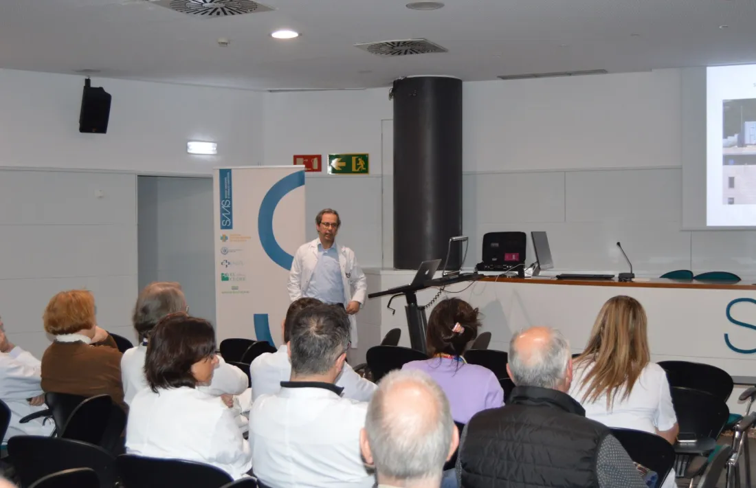 El cap de Cirurgia Ortopèdica i Traumatologia, David Roca, en una sessió clínica.