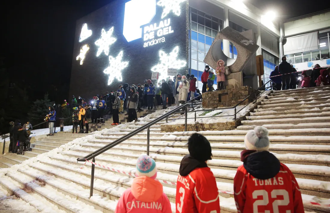 Imatge de la cadena humana que va tenir lloc dijous passat contra el tancament del Palau de Gel.